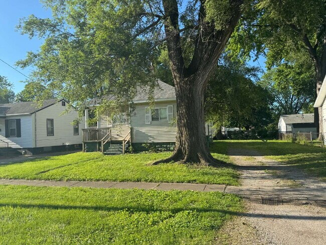 Foto del edificio - "Charming 2-Bedroom Oasis in Springfield with Spacious Comfort!"