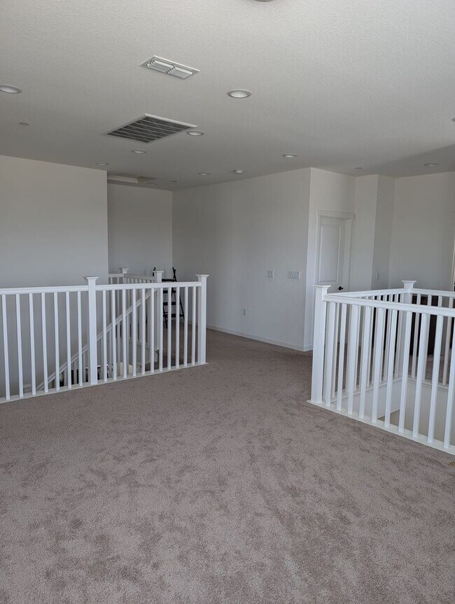 Foto del edificio - Spacious 4BR, 3.5 bath House in River Isla...