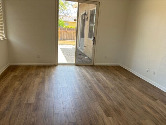 Foto del edificio - Single Story Home in Roseville on a Corner...