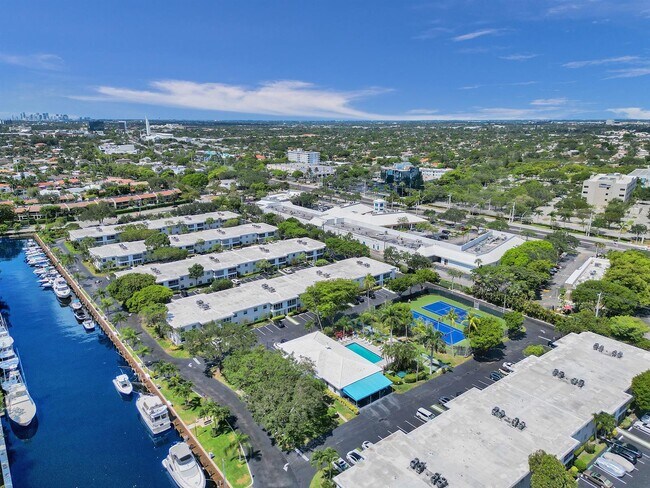 Foto del edificio - 6279 Bay Club Dr