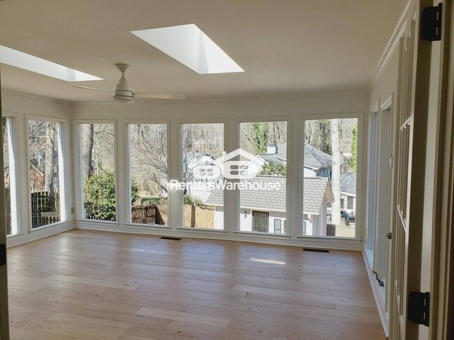 Foto del edificio - 4325 Sprucebough Dr