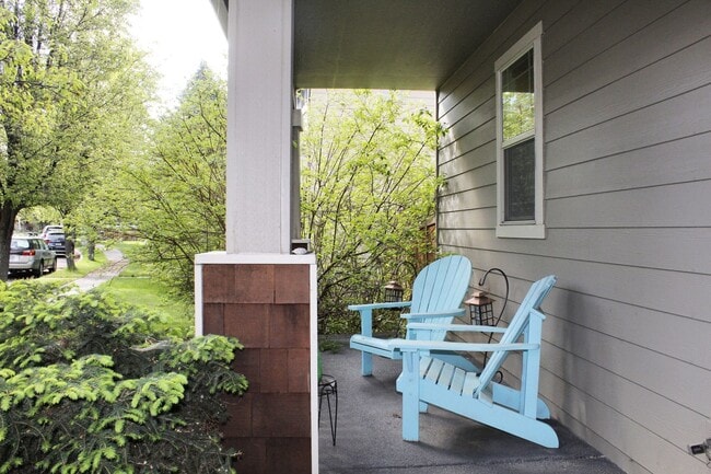 Building Photo - Gorgeous NW home with 3 primary suites 3.5 bathrooms and a fully fenced backyard!