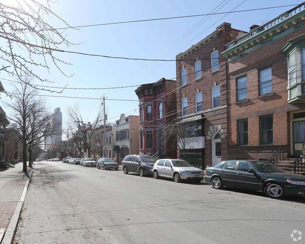 Building Photo - 372 Hudson Ave