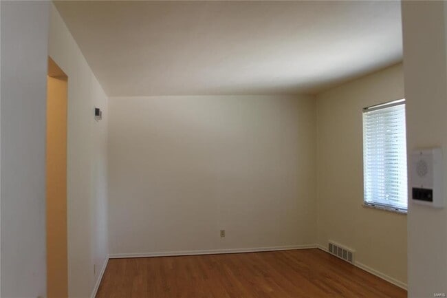 Building Photo - LOCATION!! LOCATION!!! This One bedroom/on...