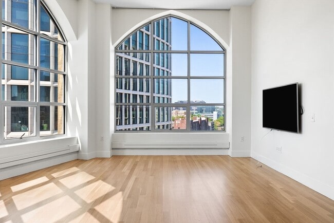 Building Photo - 360 Newbury St