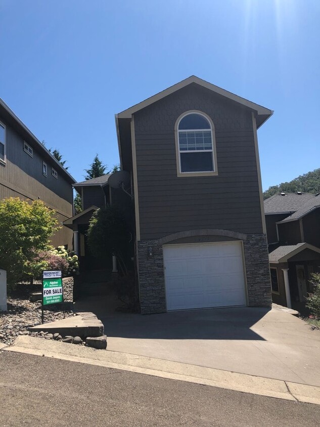 1493 Four Seasons Dr, Roseburg, OR 97470 House Rental in Roseburg, OR