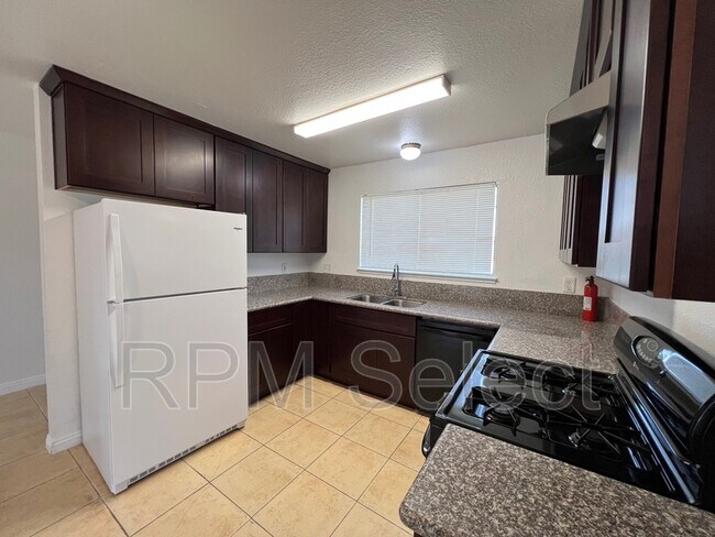 Foto del edificio - 7023 Woodbine Ave