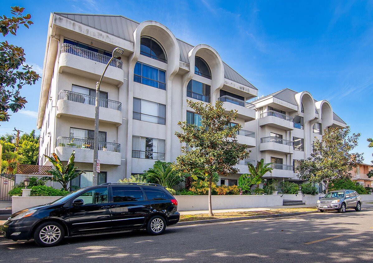 221 S Gale Dr, Beverly Hills, CA 90211 Condo for Rent in Beverly