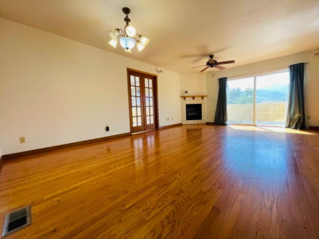 Foto del edificio - 2428 W Pikes Peak Ave