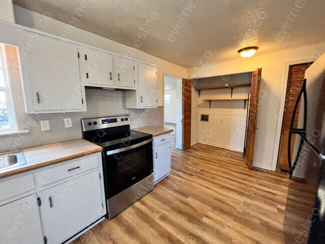 Building Photo - 30 Lillian Dr
