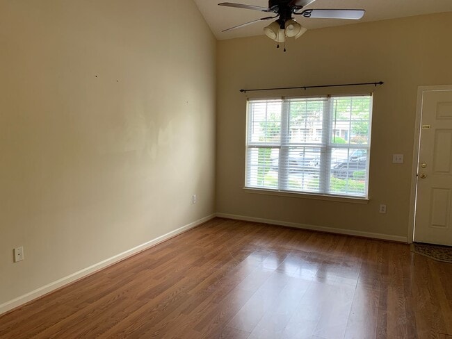 Building Photo - 3-Bedroon, 2.5-Bath Townhouse