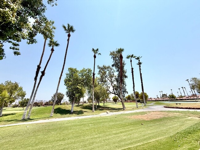 Building Photo - Woodhaven CC - Unfurnished 2br - Long Term
