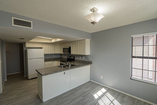 Building Photo - Flexible Floor Plan & Fabulous Pool: Perfe...