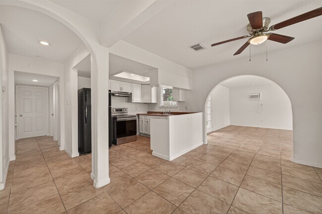 Foto del edificio - 6311 Tall Willow Dr
