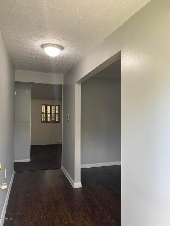 Foto del edificio - 7144 Hanson Dr N