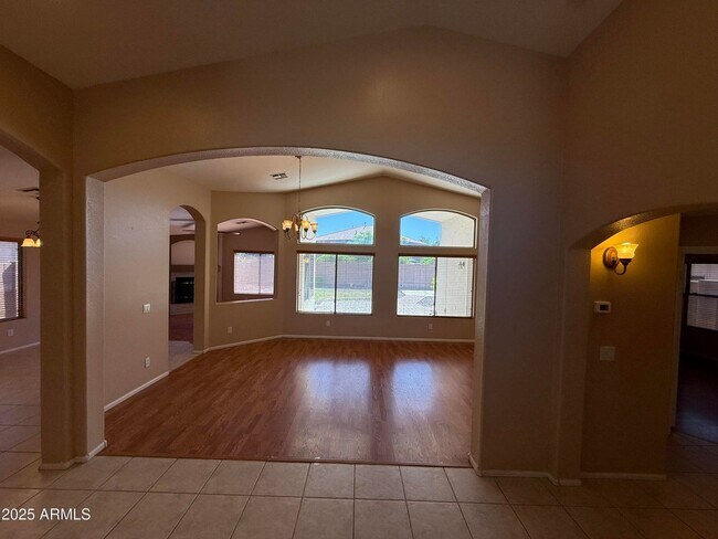 Foto del edificio - 2321 W Straight Arrow Ln