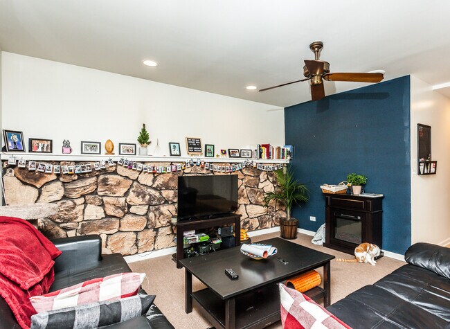 Unit 2 - 4bed/2bath - 2840 N Southport Ave