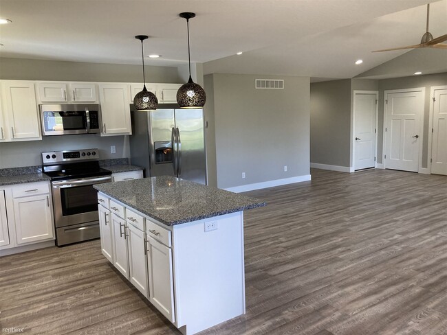 Building Photo - 5 br, 3 bath House - 110 Kennedy Court