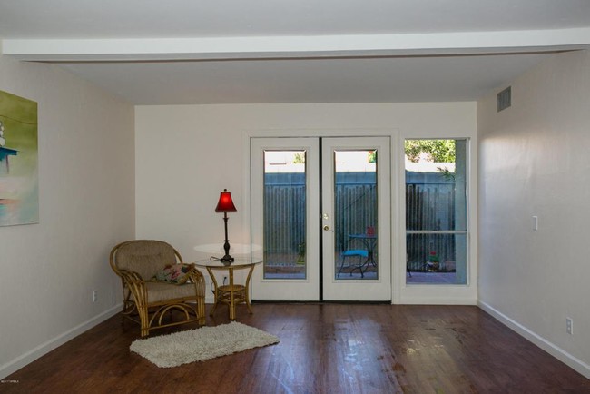 Foto del edificio - 1509 E Prince Rd