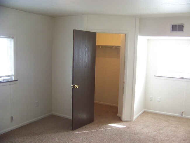 Suite principal con vestidor - 2164 Frances St