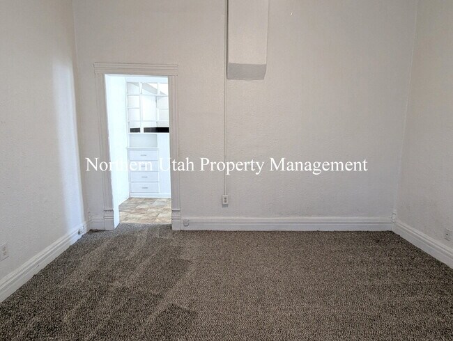 Foto del edificio - 1 Bed, 1 Bath, New Carpet