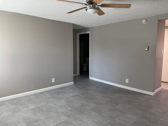 Building Photo - Adorable bungalow in the heart of Old Sparks