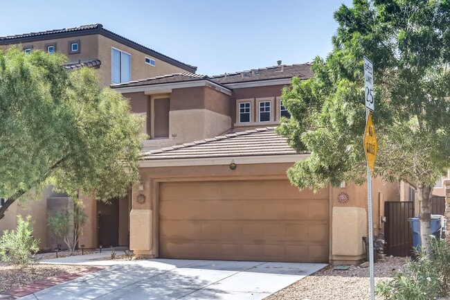 Building Photo - Comfortable 4 BR Classic Home w/Pool
