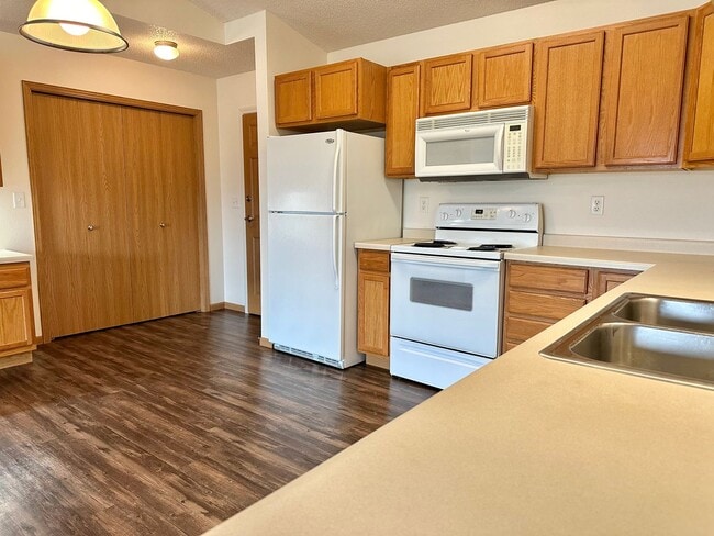 Building Photo - 2 Bedroom 2 Bath - South Fargo