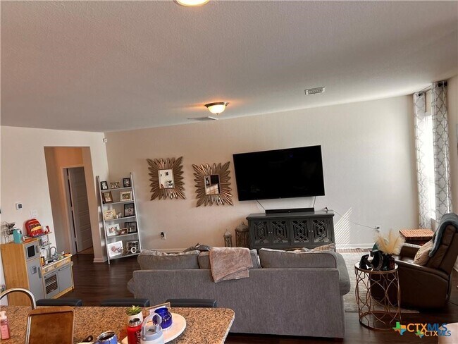 Foto del edificio - 533 Summersweet Rd