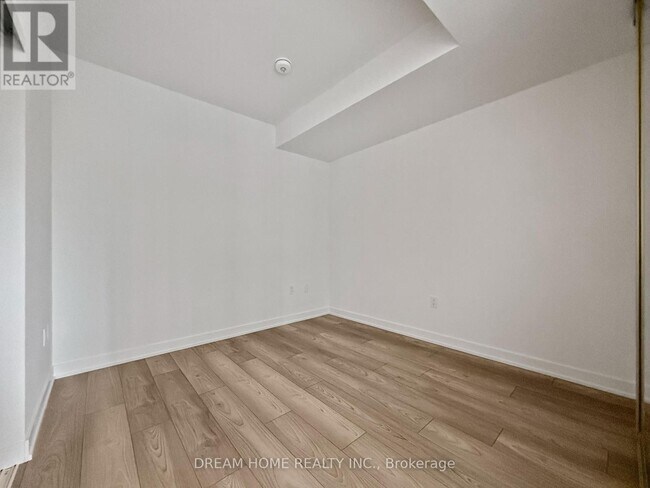 Photo du bâtiment - 120 Broadway Ave