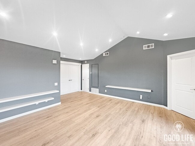 Building Photo - Spacious 2 BD- 2 BA Condo w/ Large Private Balcony, AC, and In-Unit W/D!