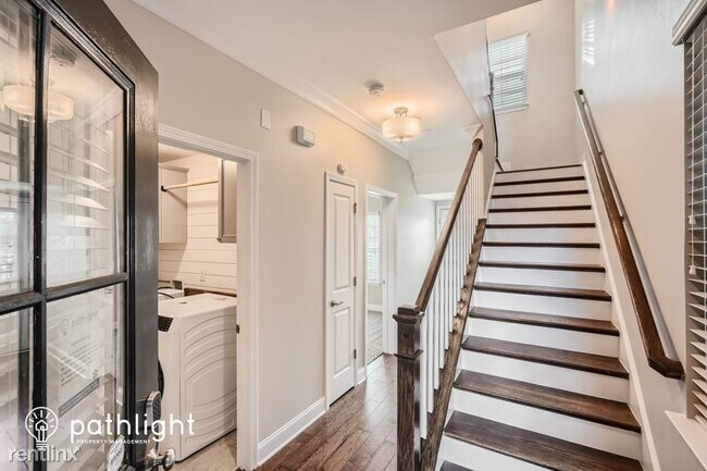 Foto del edificio - 3 br, 3 bath House - 1068 Moorewood Lane UNIT