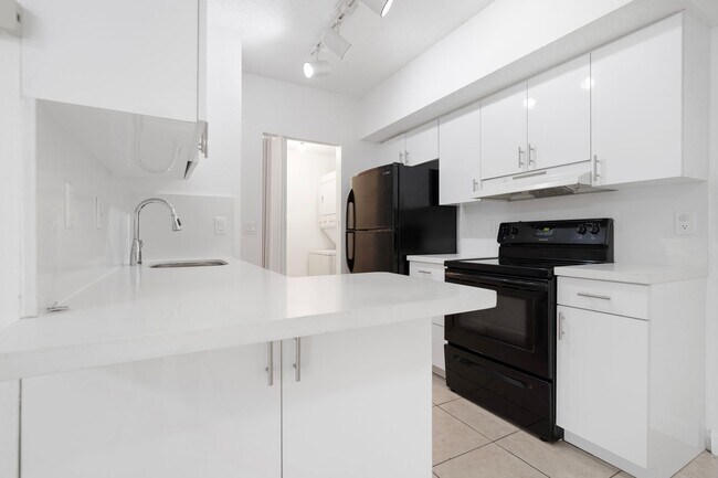 Building Photo - SPACIOUS 2/2 UNIT CENTRALLY LOCATED