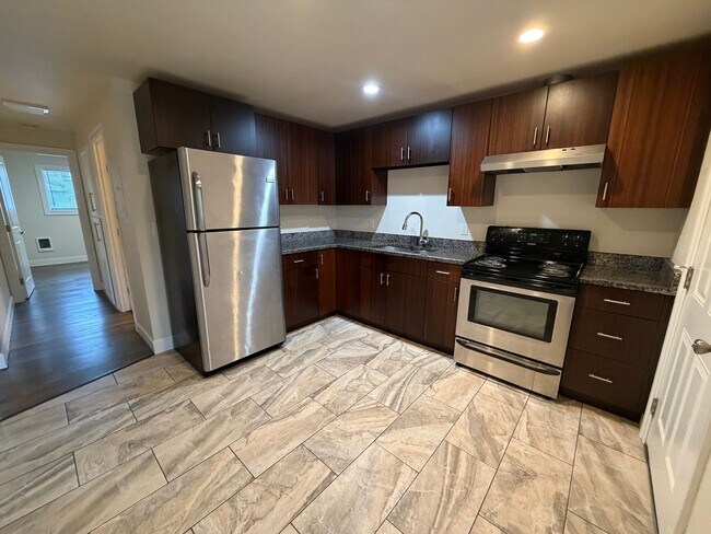 Building Photo - 211