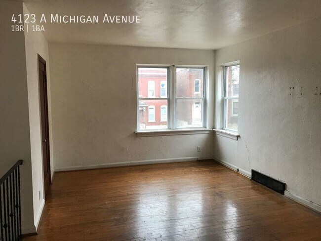 Building Photo - Charming 1 Bedroom with Hardwood Floors