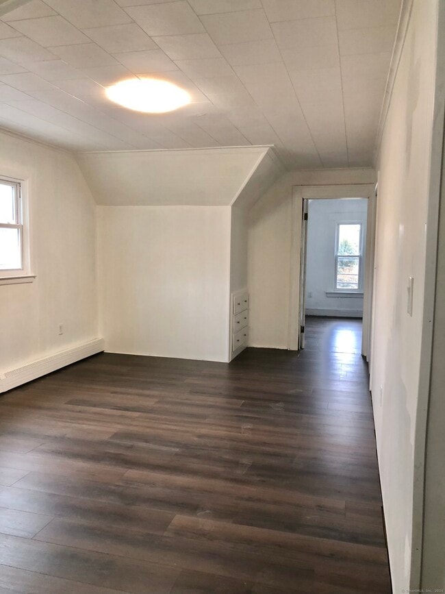 307 Wakelee Ave Unit 3er floor, Ansonia, CT 06401 Room for Rent in Ansonia, CT