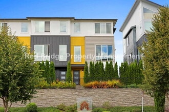 Building Photo - 17325 SW Goldcrest Ln