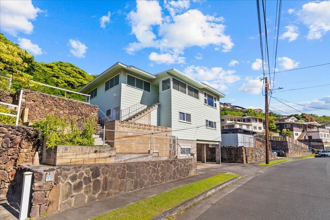 Foto del edificio - Lovely Moanalua Valley home with spacious ...