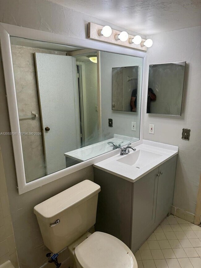 Foto del edificio - 112 Lake Emerald Dr