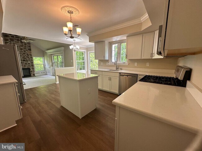 Building Photo - 1150 Bridle Path Dr