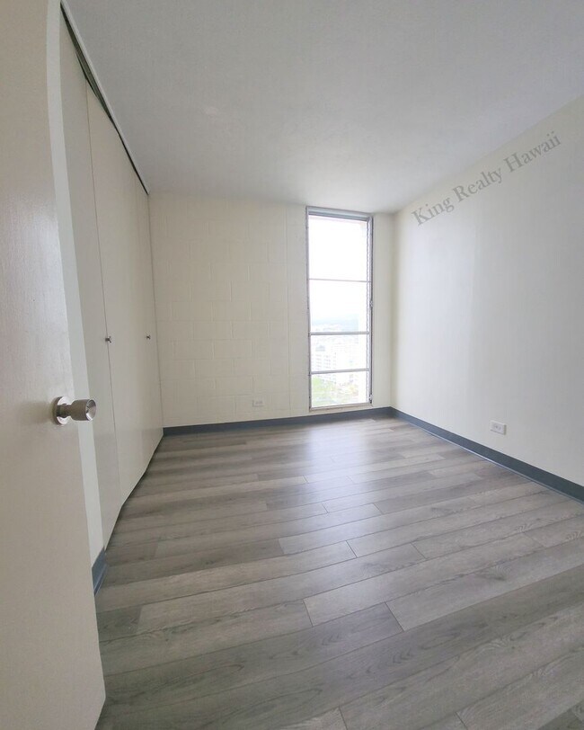 Building Photo - UPGRADED 3 br / 2 ba Only 2 units per flr, VIEWS, Utils Incl.+2 prkg.
