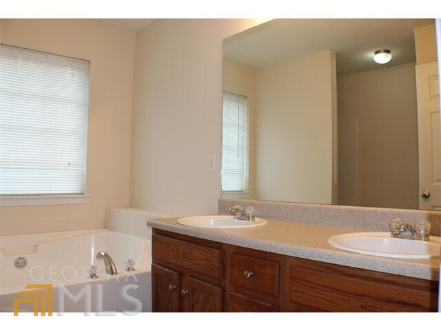 Building Photo - 610 Amberwood Dr
