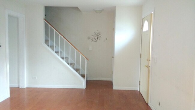 Foto del edificio - Cozy Townhome Available right away for liv...