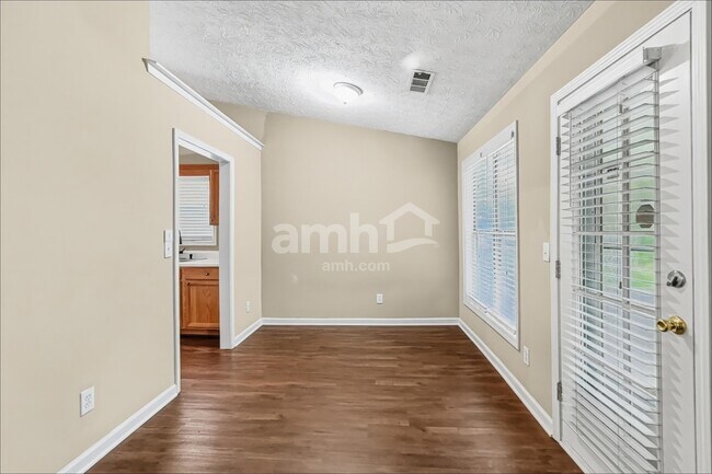 Foto del edificio - 3875 Sugarbrook Dr