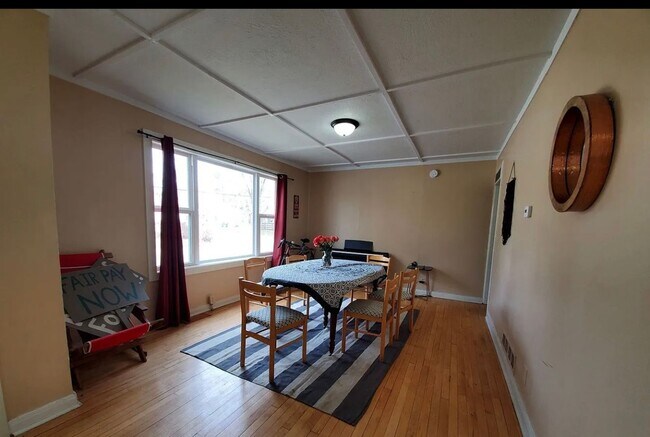 Building Photo - 5BR - Walk to Campus!