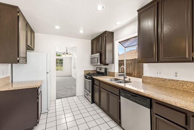 Foto del edificio - 4BD/2BA Ranch Style Home w/Private Yard, 2...