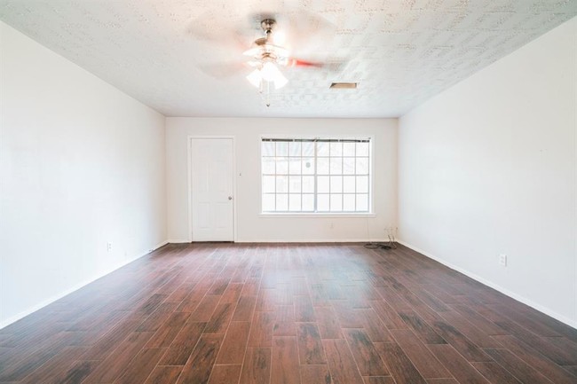Building Photo - 15407 Parkview St