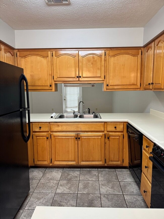 Building Photo - Duplex in Harmon Available Now! Updated in...