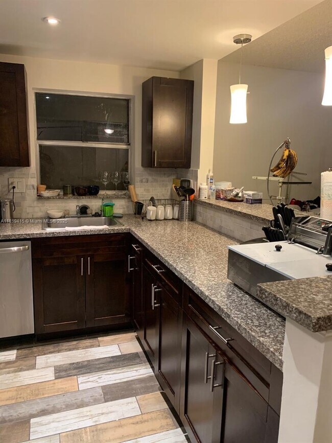 Foto del edificio - 8300 Sands Point Blvd