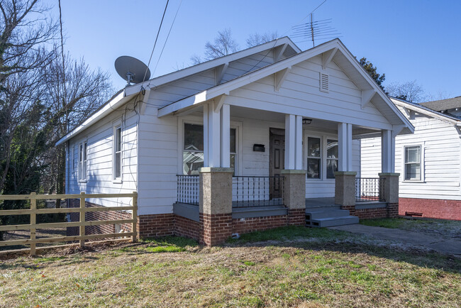 Building Photo - 1614 E 1st St